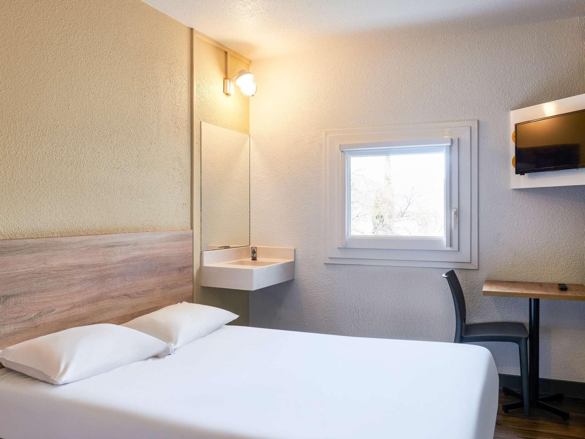 F1 Hotel *